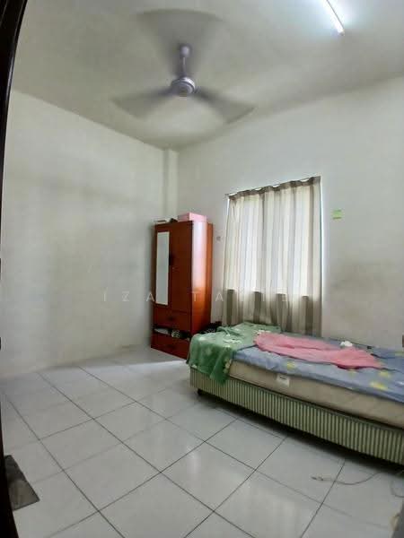 Pangsapuri untuk Dijual di Pangsapuri Seri Iskandar - Iza Talib - Bedroom - PropertyGuru.com.my
