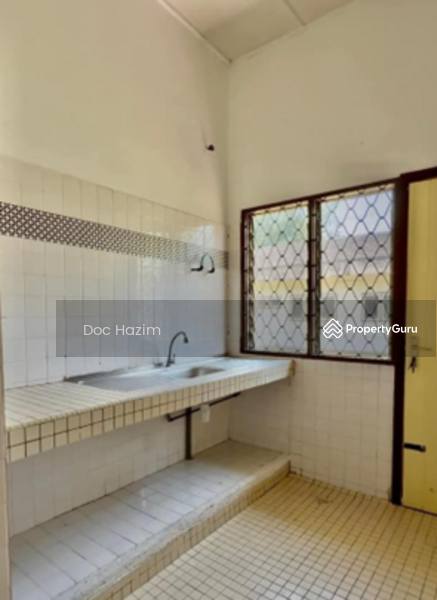 Untuk Dijual - Rantau Petronas Semi-D staff house near Mesra Mall, Petronas Office, Golf Course, Clubhouse, School