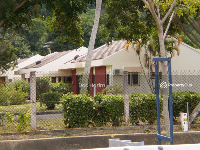 Untuk Dijual - Rantau Petronas Semi-D staff house near Mesra Mall, Petronas Office, Golf Course, Clubhouse, School