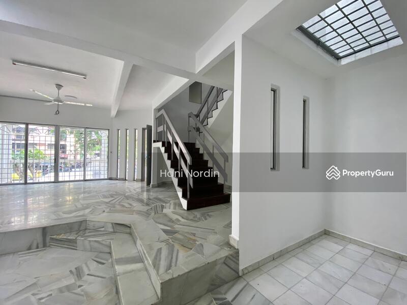 Untuk Disewa - Taman Ampang Hilir, End Lot. Like New. Classic with Vintage Charm