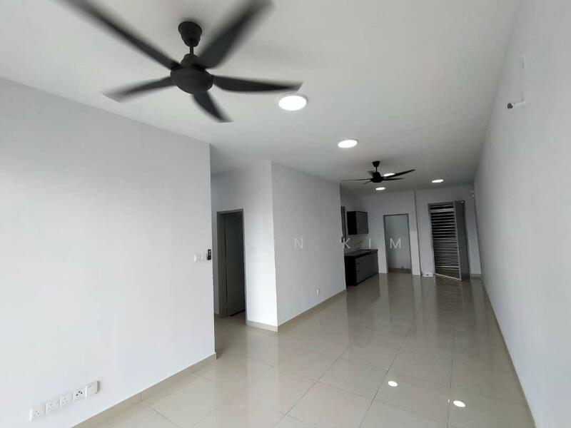 Living Room, Good Condition