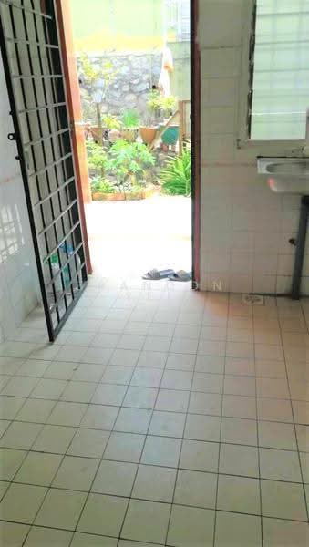 2-storey Terraced House for Rent in Serdang (Seri Kembangan) - Brandon Yee - Entrance - PropertyGuru.com.my