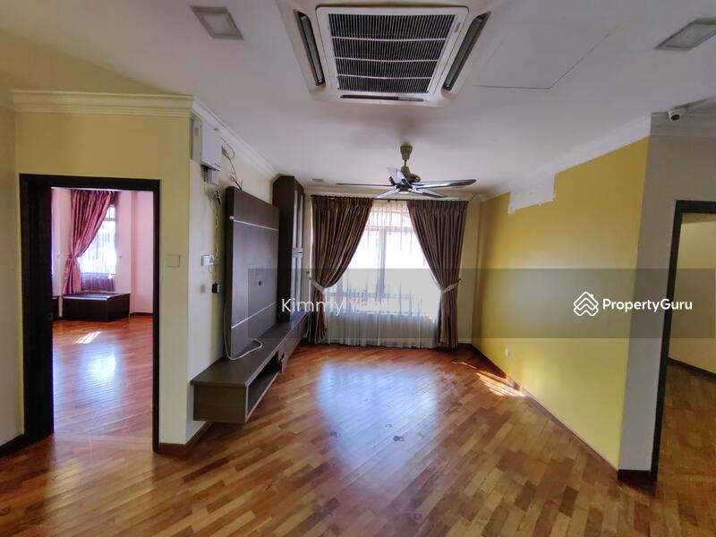 Upstairs living hall 