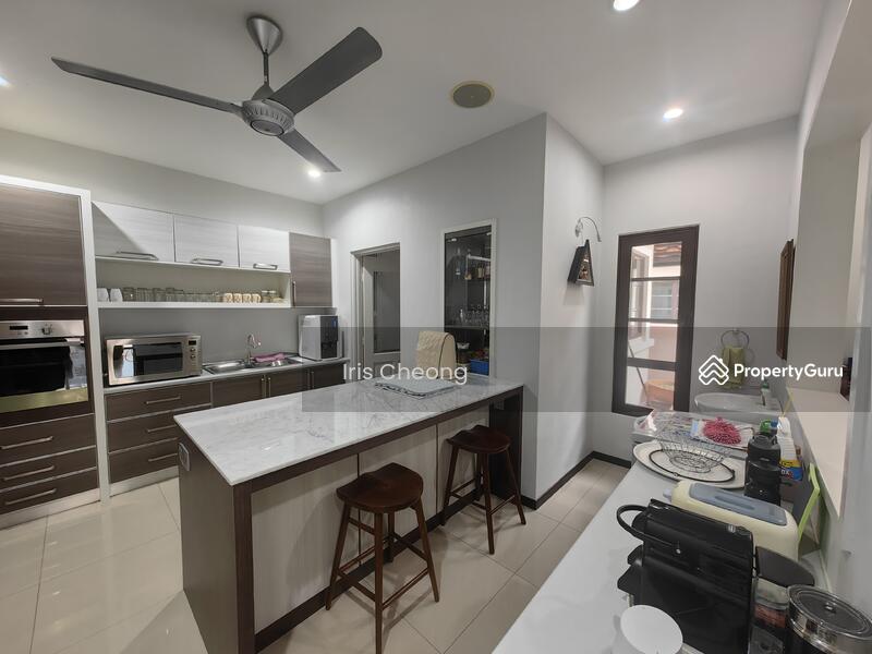 Dry kitchen with island