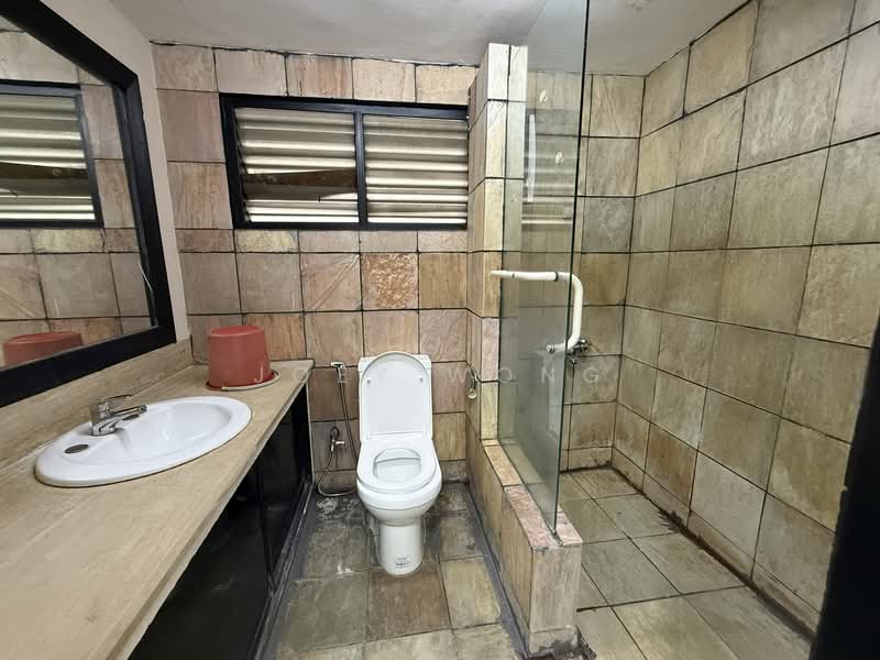 Semi-Detached House for Rent in Taman Overseas Union (Taman Oug) (Jalan Klang Lama (Old Klang Road)) - Joey Wong - Bathroom - PropertyGuru.com.my