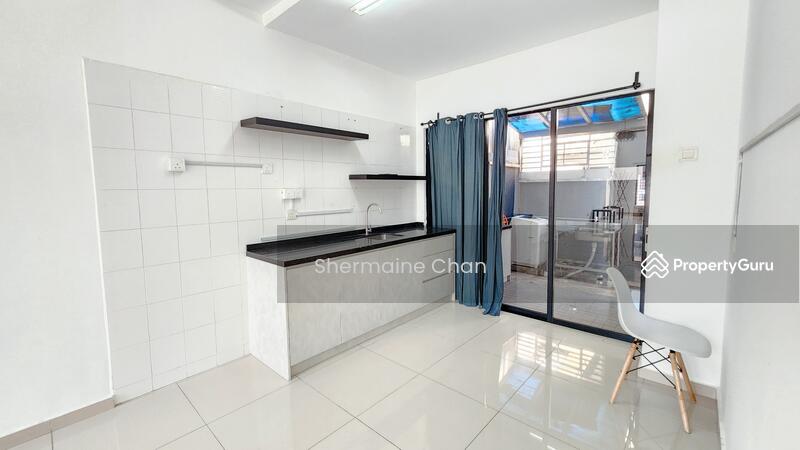For Rent - 3-storey Terraced House at Lake Fields