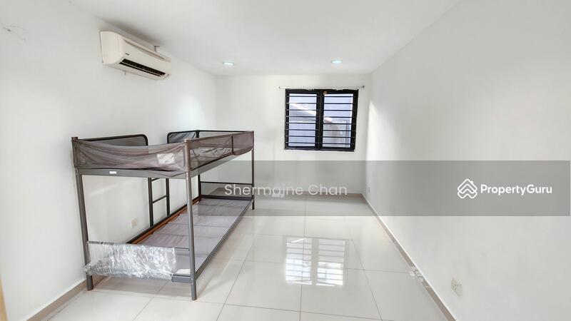 For Rent - 3-storey Terraced House at Lake Fields