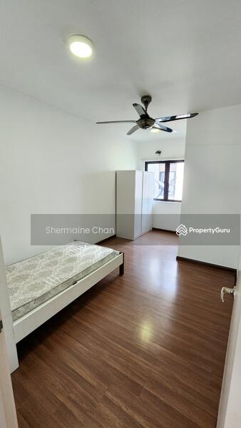 For Rent - 3-storey Terraced House at Lake Fields
