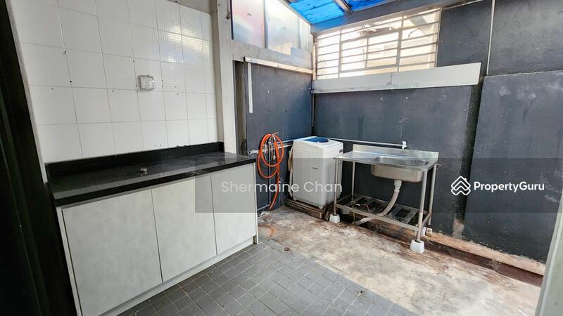 For Rent - 3-storey Terraced House at Lake Fields