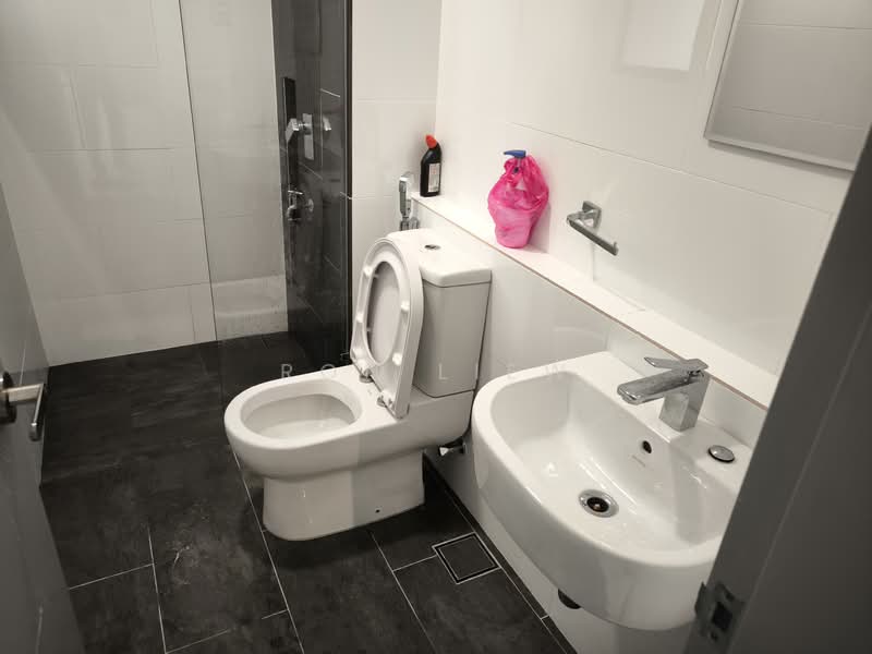 Servis Apartment untuk Dijual di Ten Kinrara - Ron Liew - Bathroom - PropertyGuru.com.my