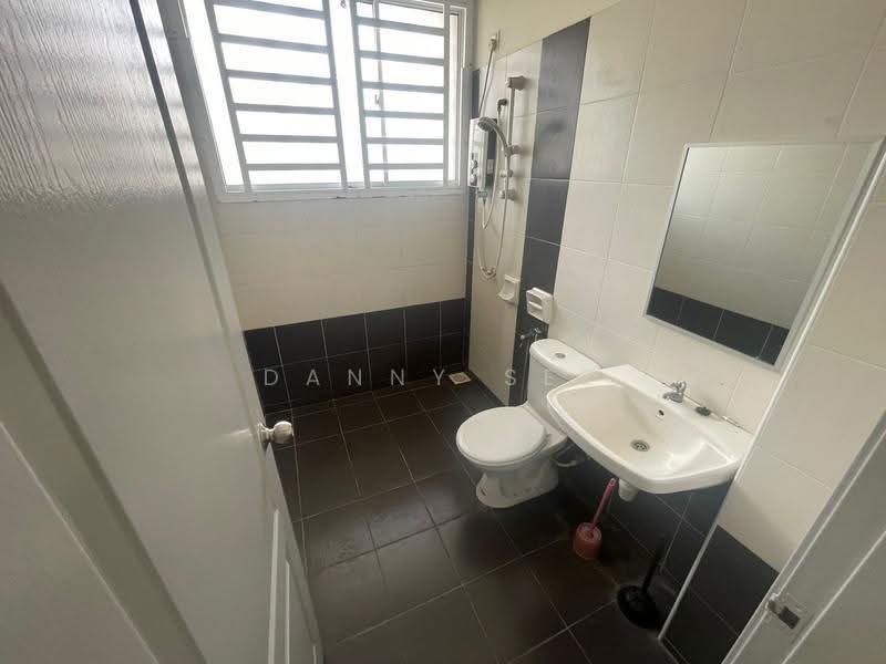 2-storey Terraced House for Rent in Bandar Indahpura (Kulai) - Danny See - Bathroom - PropertyGuru.com.my