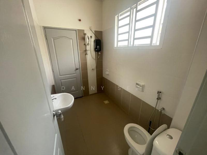 2-storey Terraced House for Rent in Bandar Indahpura (Kulai) - Danny See - Bathroom - PropertyGuru.com.my