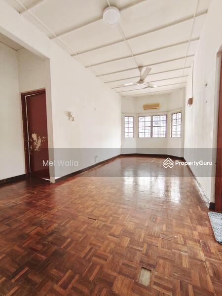 Living hall upstairs 