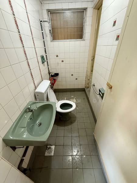 2-storey Terraced House for Sale in Taman Setiawangsa (Setiawangsa) - Zuraidah Dan - Bathroom - PropertyGuru.com.my