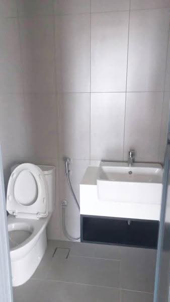 Kediaman Servis untuk Dijual di YOLO Signature Suites - Max Low - Bathroom - PropertyGuru.com.my
