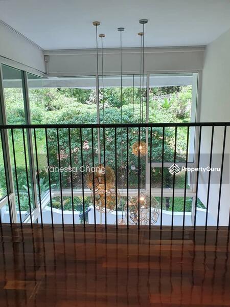 High ceiling ~ Overlooking the forest with a great relaxation ambience ! 