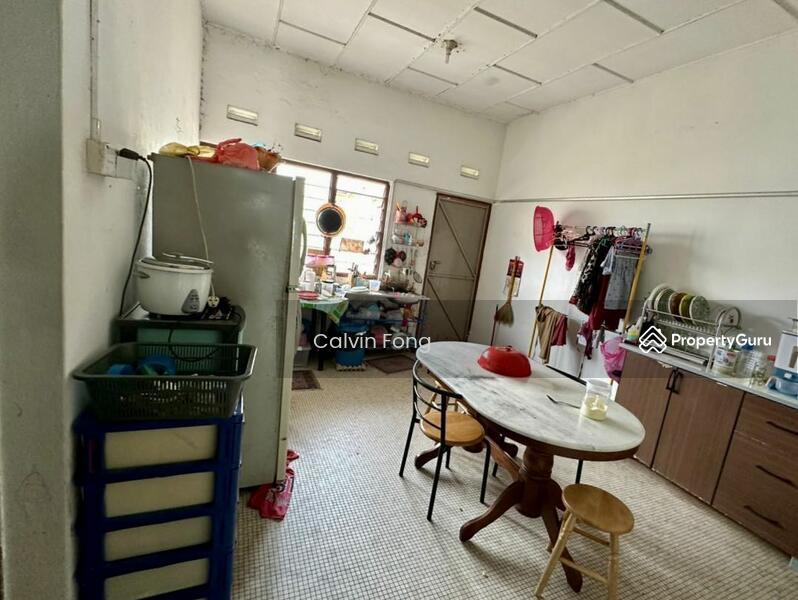 Dining area & kitchen