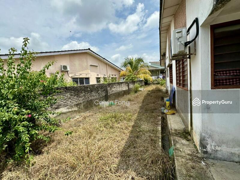Spacious side yard