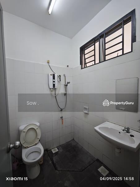 master room toilet 