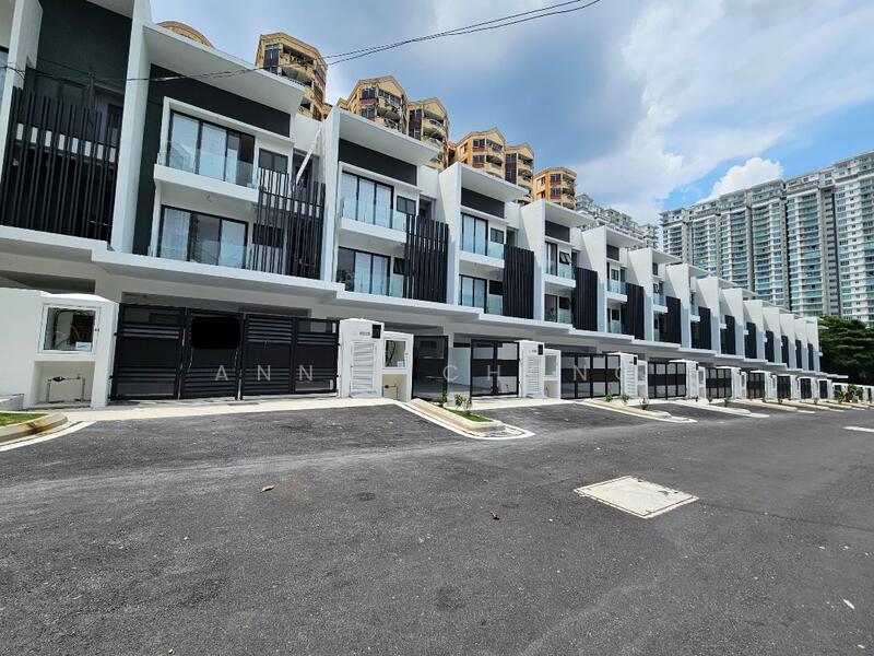 For Sale - 7 Unit Rumah Teres 3 Tingkat, Jalan Selesaria 1