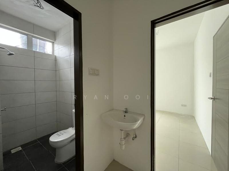 Semi-Detached House for Sale in Tmn Perindustrian Bukit Kayu Hitam (Bukit Kayu Hitam) - Ryan Ooi - Bathroom - PropertyGuru.com.my
