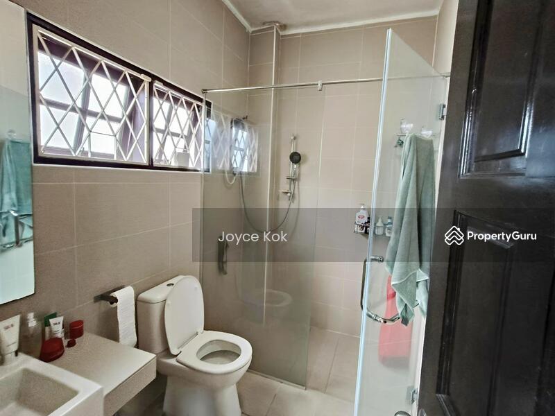 Brand new master toilet with Shower Screen
