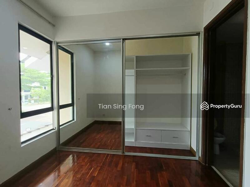 For Sale - Terraced House at Lake Edge