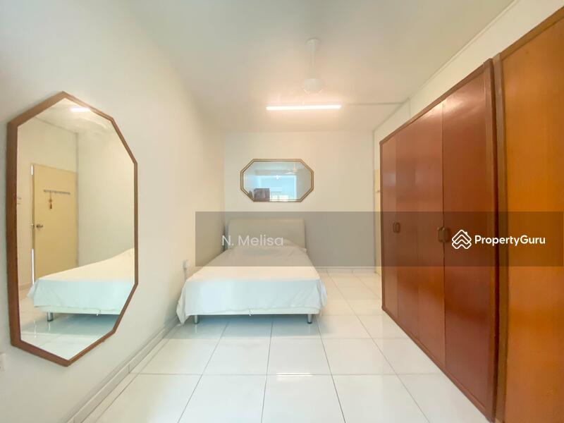 Untuk Dijual - Golden Showers (Kondo Ruby)