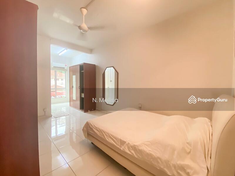 Untuk Dijual - Golden Showers (Kondo Ruby)