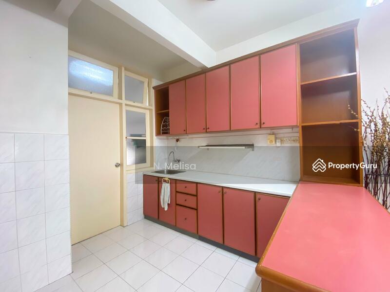 Untuk Dijual - Golden Showers (Kondo Ruby)