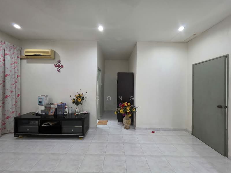 2-storey Terraced House for Sale in Taman Sri Putra (Tampoi) - Yucong . - Living Room - PropertyGuru.com.my