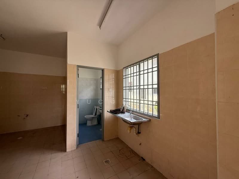 2-storey Terraced House for Sale in Taman Sri Putra (Tampoi) - Yucong . - Bathroom - PropertyGuru.com.my