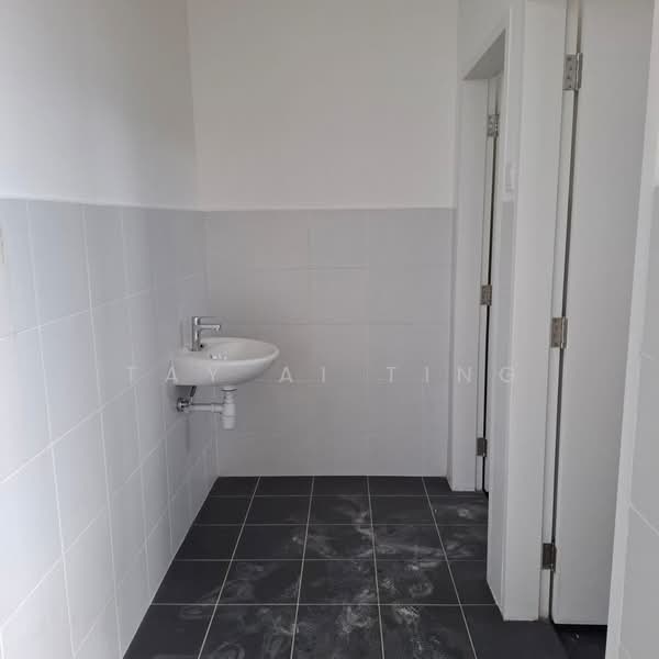 Kedai untuk Dijual di Taman Bukit Kaze (Ulu Tiram) - Tay Ai Ting - Bathroom - PropertyGuru.com.my