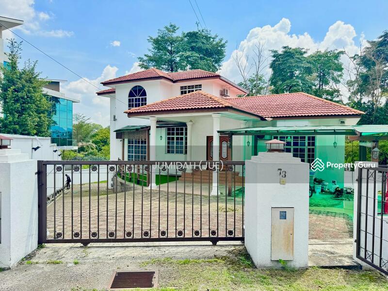 Nice & Move in Condition 3 Storey Bungalow Bukit Rahman Putra Sg Buloh Near the Golf Club