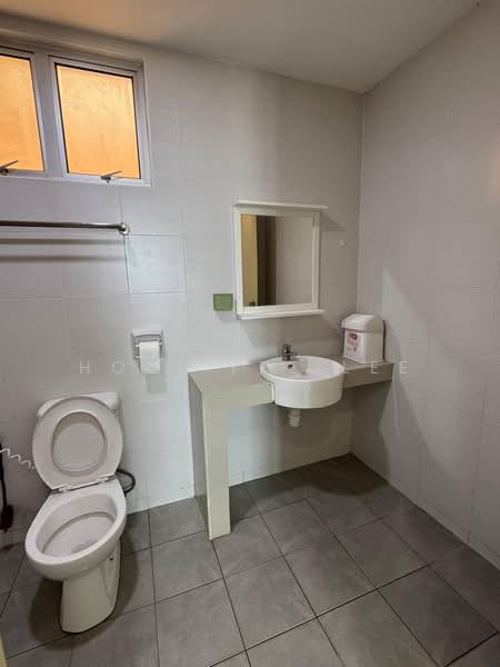 Servis Apartment untuk Dijual di Austin Suites (Permata Austin) - Hooi Yee Lee - Bathroom - PropertyGuru.com.my