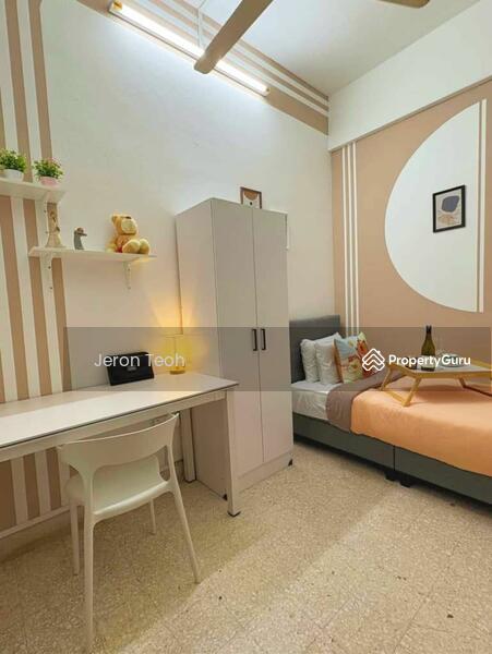 For Rent - Terraced House at SS2
