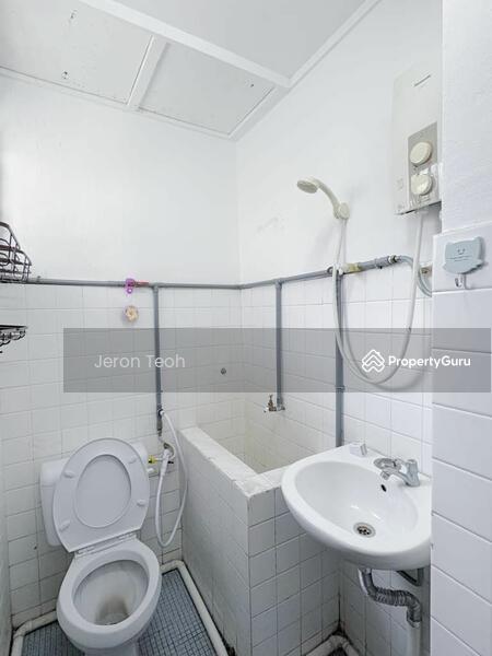For Rent - Terraced House at SS2