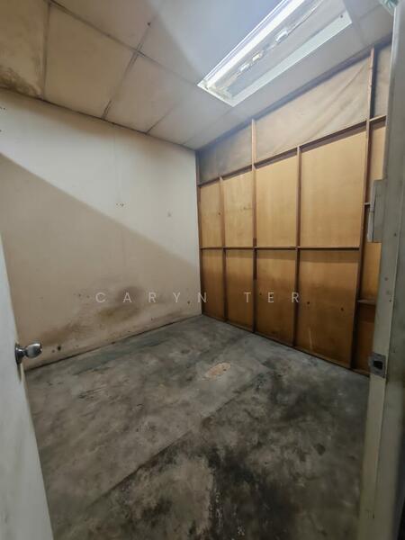 For Sale - Taman Cahaya Kota Puteri ( Intermediate Lot ) 3-Storey Commercial Shoplot