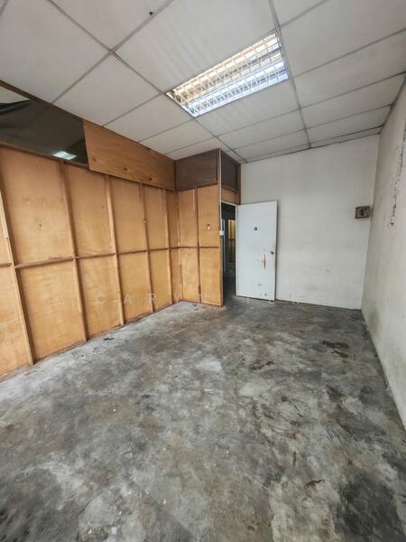 For Sale - Taman Cahaya Kota Puteri ( Intermediate Lot ) 3-Storey Commercial Shoplot