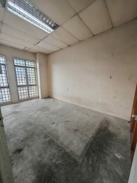 For Sale - Taman Cahaya Kota Puteri ( Intermediate Lot ) 3-Storey Commercial Shoplot