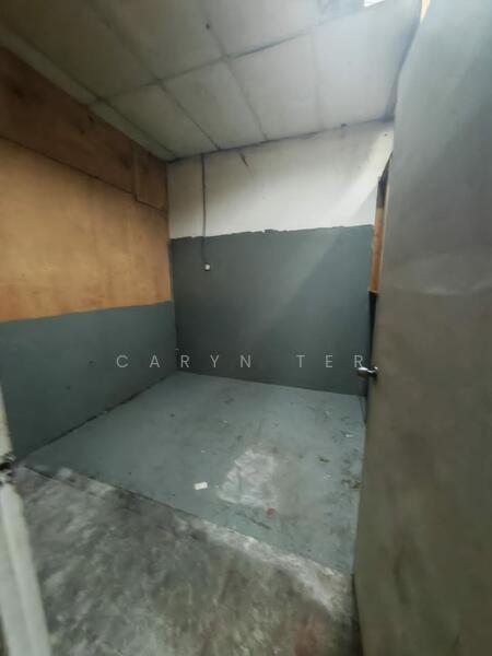 For Sale - Taman Cahaya Kota Puteri ( Intermediate Lot ) 3-Storey Commercial Shoplot