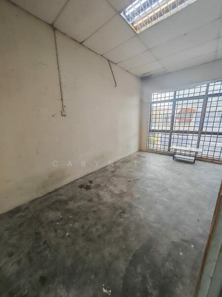 For Sale - Taman Cahaya Kota Puteri ( Intermediate Lot ) 3-Storey Commercial Shoplot