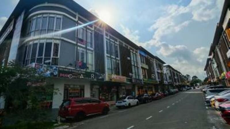 For Sale - Taman Cahaya Kota Puteri ( Intermediate Lot ) 3-Storey Commercial Shoplot