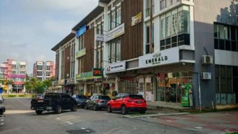 For Sale - Taman Cahaya Kota Puteri ( Intermediate Lot ) 3-Storey Commercial Shoplot