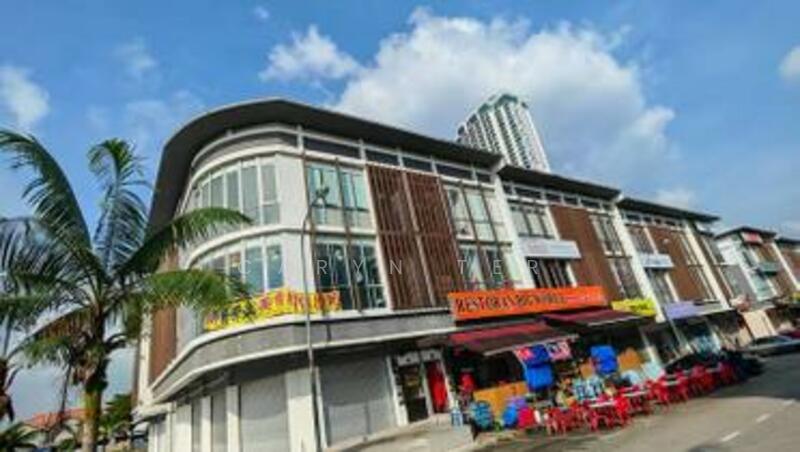 For Sale - Taman Cahaya Kota Puteri ( Intermediate Lot ) 3-Storey Commercial Shoplot