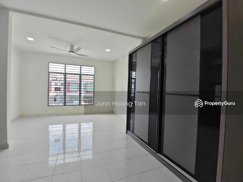 Untuk Disewa - 2-storey Terrace House at Bandar Baru Puncak Alam