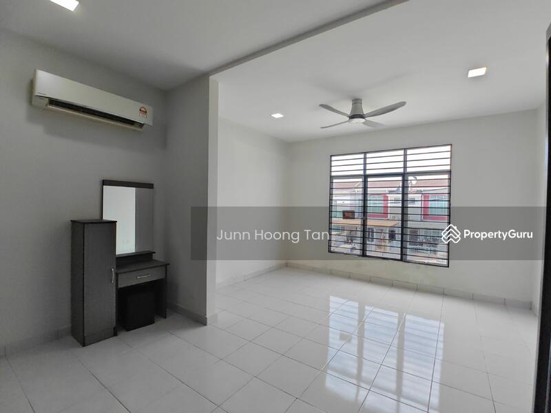 Untuk Disewa - 2-storey Terrace House at Bandar Baru Puncak Alam