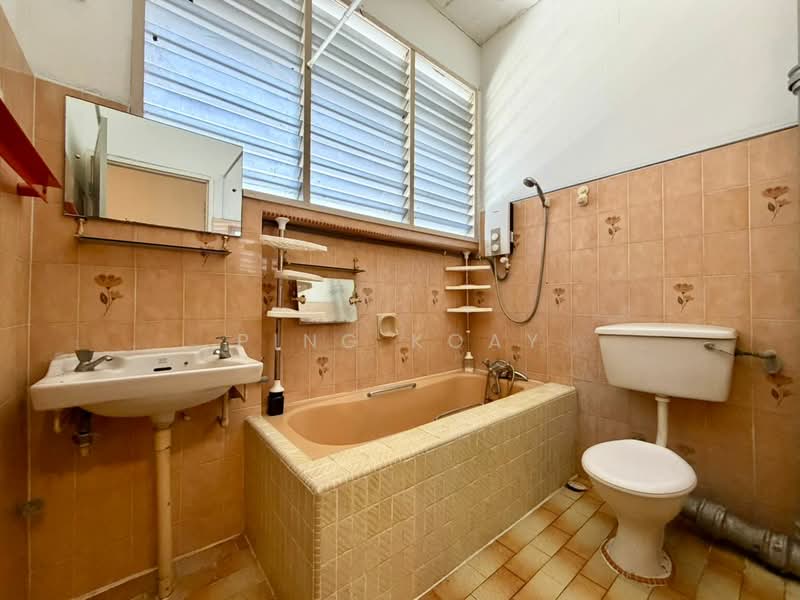 Rumah Berkembar untuk Dijual di Taman Chee Seng (Tanjung Bungah) - Ping Koay - Bathroom - PropertyGuru.com.my