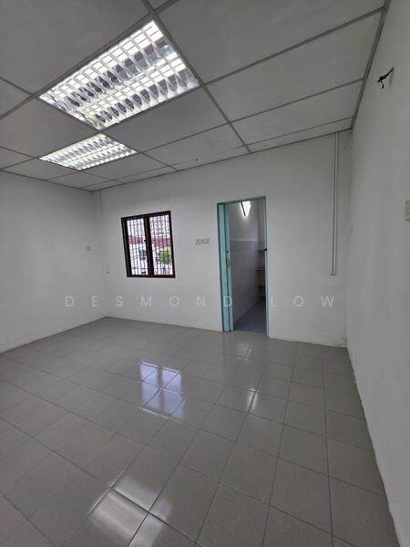 Untuk Disewa - 2 Storey Terrace Shophouse @Jones Road