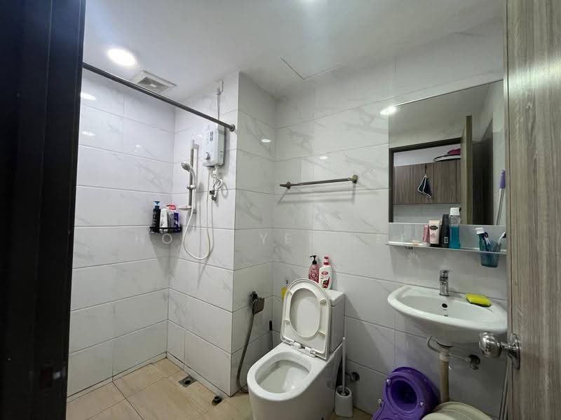 Kediaman Servis untuk Dijual di Country Garden Central Park - Hooi Yee Lee - Bathroom - PropertyGuru.com.my